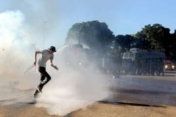 Soldados del Batallón de Operaciones Especiales del Distrito Federal llevan a cabo un simulacro en la sede de la Policía Militar en Brasilia como parte de las medidas de seguridad antes de la Copa Confederaciones.