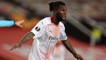 MANCHESTER, ENGLAND - MARCH 11: Franck Kessie of AC Milan celebrates after scoring a goal to make it 0-1 during the UEFA Europa League Round of 16 First Leg match between Manchester United and A.C. Milan at Old Trafford on March 11, 2021 in Manchester, Un