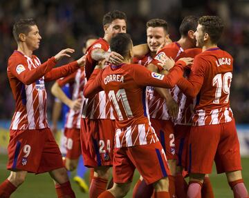 Los jugadores celebran el 0-1 de Godín. 