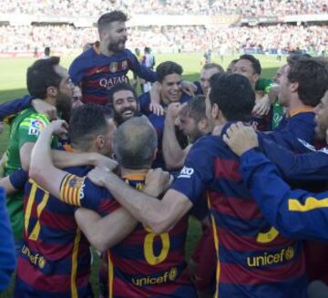 Los jugadores del Barcelona celebran el título de Liga.