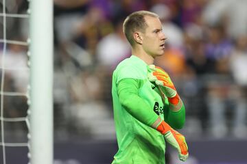 Durante esta pretemporada, el guardameta alem¨¢n no ha sido muy exigido. Hizo de asistente en el primer partido contra el Olot con un gran pase en largo a Aubameyang, que se encarg¨® de marcar. En sus dos primeros encuentro ante el Inter de Miami y Real Madrid apenas intervino. Contra la Juventus estuvo atento en un remate de Di Mar¨ªa, adem¨¢s de mostrarse muy seguro en los centros laterales. Ante el New York Red Bull su principal funci¨®n fue lanzar balones largos para sortear la presi¨®n del rival. Una pretemporada de notable, donde solo ha encajado dos goles en cinco partidos.