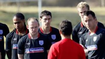 Capello con la plantilla durante un entrenamiento