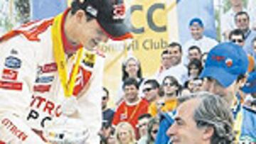 Sainz entrega la copa al vencedor