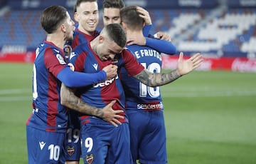 1-0. Roger Mart¨ª celebr¨® el primer gol.