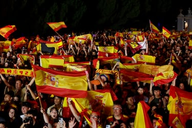 Seguidoires de la selección española en la Explanada del Puente del Rey.