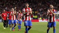 Savic y Koke, del Atl&eacute;tico, saludan a la afici&oacute;n del Metropolitano tras el triunfo ante el Bar&ccedil;a.