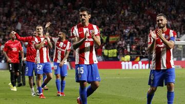 Savic y Koke, del Atl&eacute;tico, saludan a la afici&oacute;n del Metropolitano tras el triunfo ante el Bar&ccedil;a.