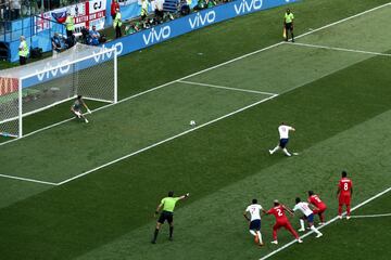 Román Torres y Jesse Lingard pugnaban por un balón y el colegia decretó falta del panameño dentro del área. Harry Kane no falló desde los 11 metros.