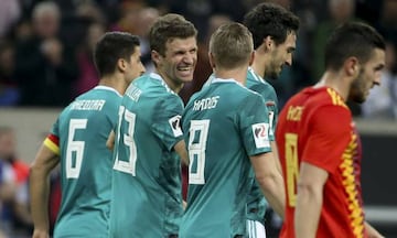 Müller (second left) celebrates his goal with Toni Kroos (centre).