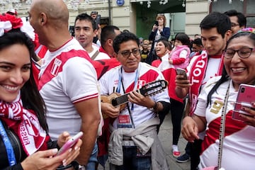 MOSCOW, RUSSIA - JUNE13 : Fans of Peru congregate on Nikolskaya Street a pedestrian street in Kitay-Gorod in Moscow on June 13, 2018 in Moscow, Russia. (Photo by Robbie Jay Barratt - AMA/Getty Images)