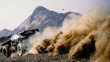 El piloto Nasser Al-Attiyah y su copiloto Edouard Boulanger compiten durante el prólogo del Rally Dakar en Bisha, Arabia Saudita.