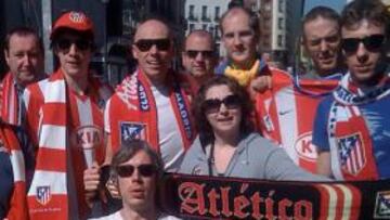 <b>FOTO DE FAMILIA. </b>Los miembros de la peña Fan Club posan (arriba), mientras uno de ellos se arrodilla ante el escudo (abajo).