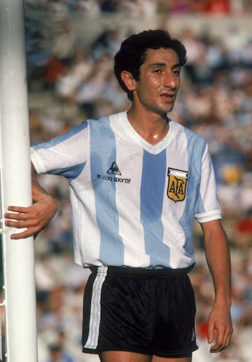 El argentino Campeón del Mundo en 1978 también fumaba de manera desmedida durante su época como jugador. Según sus cuentas llegó a consumir hasta 40 cigarrillos al día. En México dirigió a las Chivas en la 95-96, siempre pegado al cigarro; lo despidieron después de 9 partidos, con cuatro derrotas, tres empates y dos victorias.