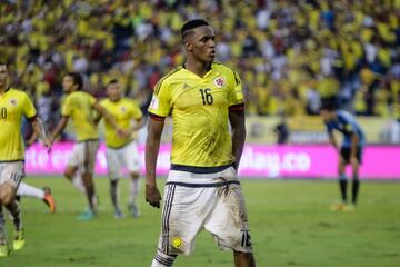 Su excelente nivel le ha dado para ser de la Selección como uno de los consolidados en la línea defensiva. Ha marcado tres goles con la tricolor.