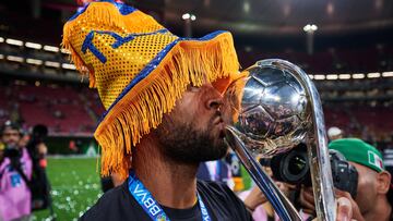 Rafael Carioca celebrando la obtención del octavo título de Tigres ante las Chivas.