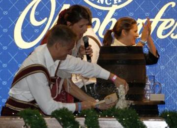 Los deportistas Ruth Beitia y Marcus Walz, oros olímpicos en Río 2016,  durante la inauguración hoy de la Paulaner Oktoberfest que vuelve por tercer año a Madrid, en el Barclaycard Center. 