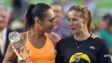 La británica Heather Watson habla con la belga Kirsten Flipkens durante la entrega de premios del Abierto de Tenis de Monterrey.