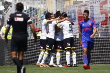 El jugador de Colo Colo Martin Rodriguez, centro, celebra su gol contra Universidad de Chile durante el partido de primera division disputado en el estadio Monumental de Santiago, Chile.