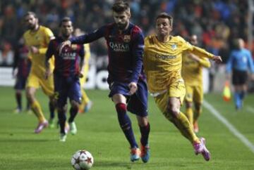 El defensa del FC Barcelona Gerard Piqué pelea por el control del balón con el jugador del Apoel, Gustavo Manduca, durante el partido del grupo F de la Liga de Campeones disputado en Nicosia, Chipre.