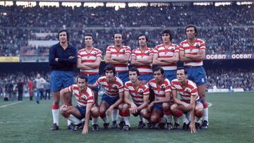 Una alineaci&oacute;n del Granada de la temporada 1973-74. De pie y de izquierda a derecha: Izcoa, Toni, Fern&aacute;ndez, Falito, Ja&eacute;n y Montero Castillo. Agachados: Porta, Chirri, Quiles, Santi y Due&ntilde;as.