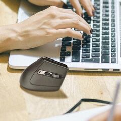 Evita dolores en la mano o la muñeca con este ratón ergonómico vertical