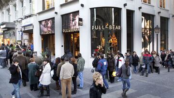 Imagen de la entrada a una tienda de Pull&amp;Bear.