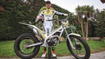 Adam raga, con su nueva moto.