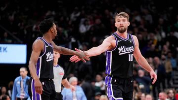 Malik Monk y Domantas Sabonis, de Sacramento Kings, chocan las manos durante el partido ante Toronto Raptors.