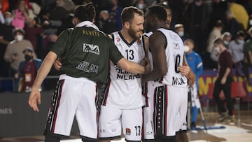 Sergio Rodríguez celebra la victoria del Armani Milán en el Palau con sus compañeros Davide Alviti y Jerian Grant. Detrás, Kyle Hines.
