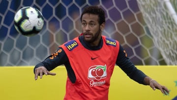 Neymar entrenando con Brasil