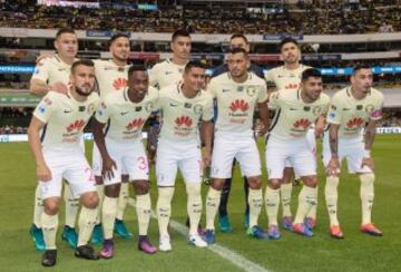 Las Águilas celebraron con un triunfo, un mosaico, un homenaje a sus delanteros históricos y un nuevo himno para el centenario.