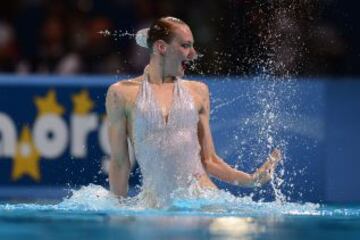 La nadadora rusa, Svetlana Romashina, en su ejercicio de solo libre con el que ha coseguido otra medalla de oro.