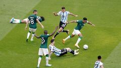 Nahuel Molina y Messi en el Arabia-Argentina del Mundial de Qatar.