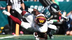 Brian Robinson Jr. #8 of the Washington Commanders, carries the ball for a touchdown against the Philadelphia Eagles