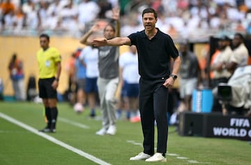 Primeras órdenes desde la banda en su estreno como entrenador blanco.