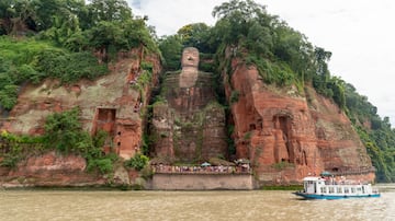 Tiene el privilegio de ser la escultura la estatua de Buda esculpida en piedra ms alta del mundo. Fue construida durante la dinasta Tang, una dinasta imperial de China que gobern desde 618 hasta 907. Est tallada en un acantilado que se encuentra en las confluencias de los ros Min Jiang, Dadu y Qingyi, en la parte sur de la provincia china de Sichuan.