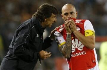 CH11. SANTIAGO DE CHILE (CHILE), 15/04/2015. El técnico del equipo colombiano de fútbol Santa Fe, Gustavo Costas, es visto hoy, miércoles 15 de abril de 2015, dando instrucciones al jugador Omar Pérez durante el partido correspondiente a la quinta jornada de la primera fase de la Copa Libertadores en el Estadio Monumental en Santiago de Chile (Chile). EFE/Felipe Trueba