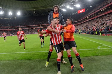 3-0. Gorka Guruzeta, tras marcar el tercero, se abraza a Ohian Sancet junto con Dani García para celebrar otro tanto en una gran noche para el Athletic Club.