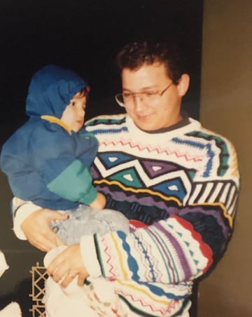 "Feliz día del padre @papakjonas te amo. Por favor dame ese sweater.", escribió Joe. 