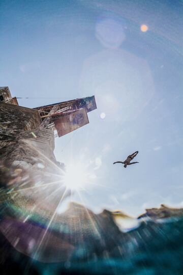 El clavadista estadounidense Andy Jones se zambulle desde la plataforma de 27 metros durante el último día de la Red Bull Cliff Diving World Series en Polignano a Mare, Italia.