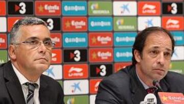 <b>INFLEXIBLES. </b>Collet y Entrena, ayer, a las 20:30, en la sala de prensa de Cornellà-El Prat después de haber debatido en el Consejo perico.