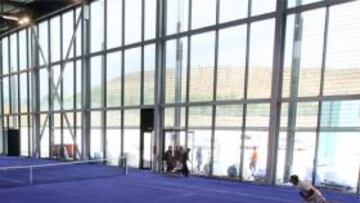 Los tenistas practican en un ejemplo de lo que sería la pista en caso de aprobarse el nuevo color azul de la tierra