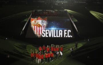 Jugadores y aficionados en el estadio Sánchez Pizjuán.