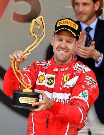 Sebastian Vettel posa con el trofeo tras ganar en Mónaco. 