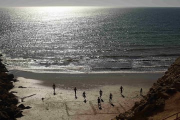 Fútbol en un rincón de la costa gaditana en España.