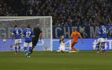 0-1. Benzema anota el primer tanto.