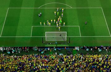 A Brasil se le resistió el gol y tuvo que esperar 85 minutos para resolver su partido ante Suiza (1-0) y certificar su clasificación para octavos. Tal vez por eso la alegría tras el pitido final del árbitro fue mayor. Una alegría que los jugadores de Tite compartieron con los aficionados brasileños que se dieron cita en el estadio 974 de Doha.