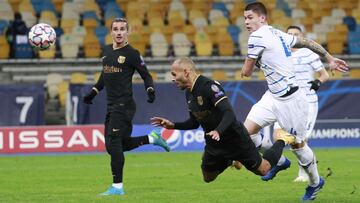 Soccer Football - Champions League - Group G - Dynamo Kyiv v FC Barcelona - NSC Olympiyskiy, Kyiv, Ukraine - November 24, 2020 Barcelona&#039;s Martin Braithwaite is fouled by Dynamo Kyiv&#039;s Denys Popov resulting in a penalty REUTERS/Valentyn Ogirenko