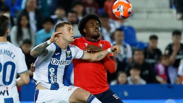 LEGANÉS (MADRID), 07/04/2025.- El delantero del Leganés Diego García (i) pelea un balón con Enzo Boyomo, de Osasuna, durante el partido de LaLiga en Primera División que CD Leganés y CA Osasuna disputan este lunes en el Estadio Municipal de Butarque. EFE/Juanjo Martín