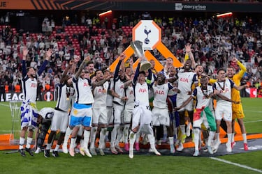 Los jugadores del Tottenham desataron la euforia tras conquistar la Europa League en una noche mágica en San Mamés. Abrazos, cánticos y emoción pura sobre el césped que fue testigo de su gesta histórica.